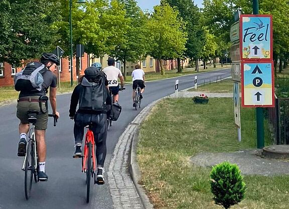 Radzubringer Feel Festival Besucher:innen des Feel Festivals reisen mit dem Fahrrad an
