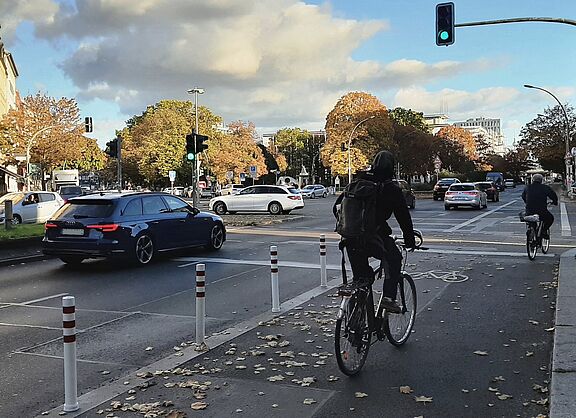 Geschützter Radweg Müllerstraße Mitte Die Müllerstraße: Die Poller verteilen den öffentlichen Raum konsequent da um, wo es nötig ist.
