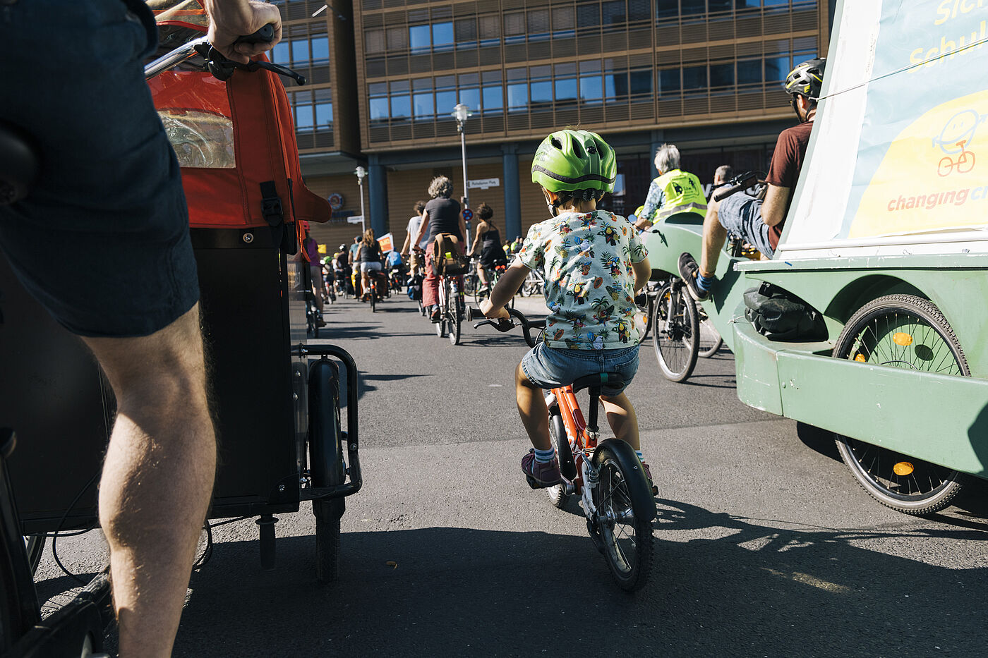 ADFC | Kreisfahrt 2024 am 21. September 2024 Lastenrad und Kind auf Fahrrad von hinten