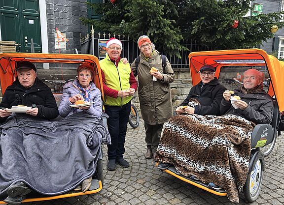 Bernd Lauenroth mit Monika Pahl und Passagieren