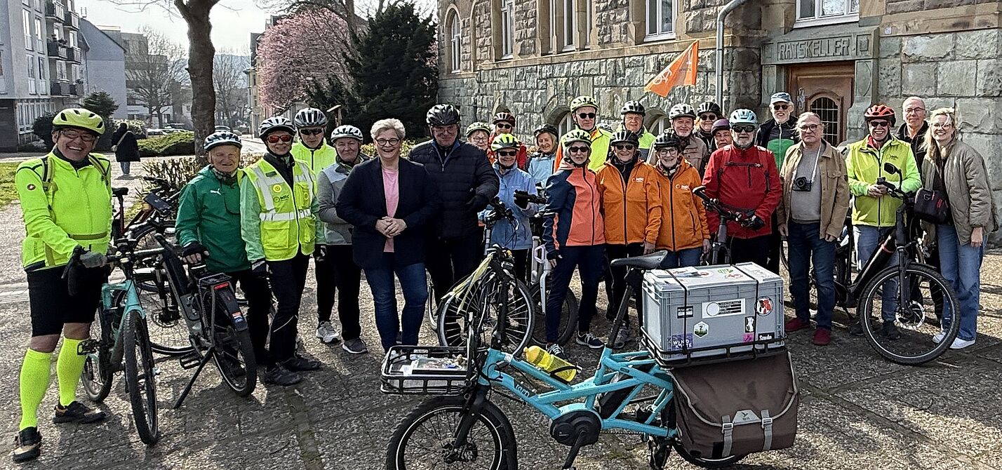 Gruppenfoto am Rathaus zur Eröffnung Gruppenfoto am Rathaus zur Eröffnung