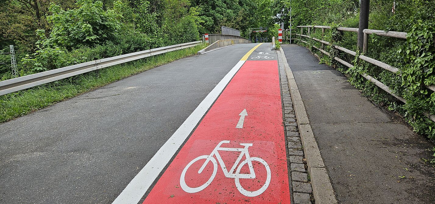 RVI vor der Bahnüberführung Markierungen vor der Bahnüberführung