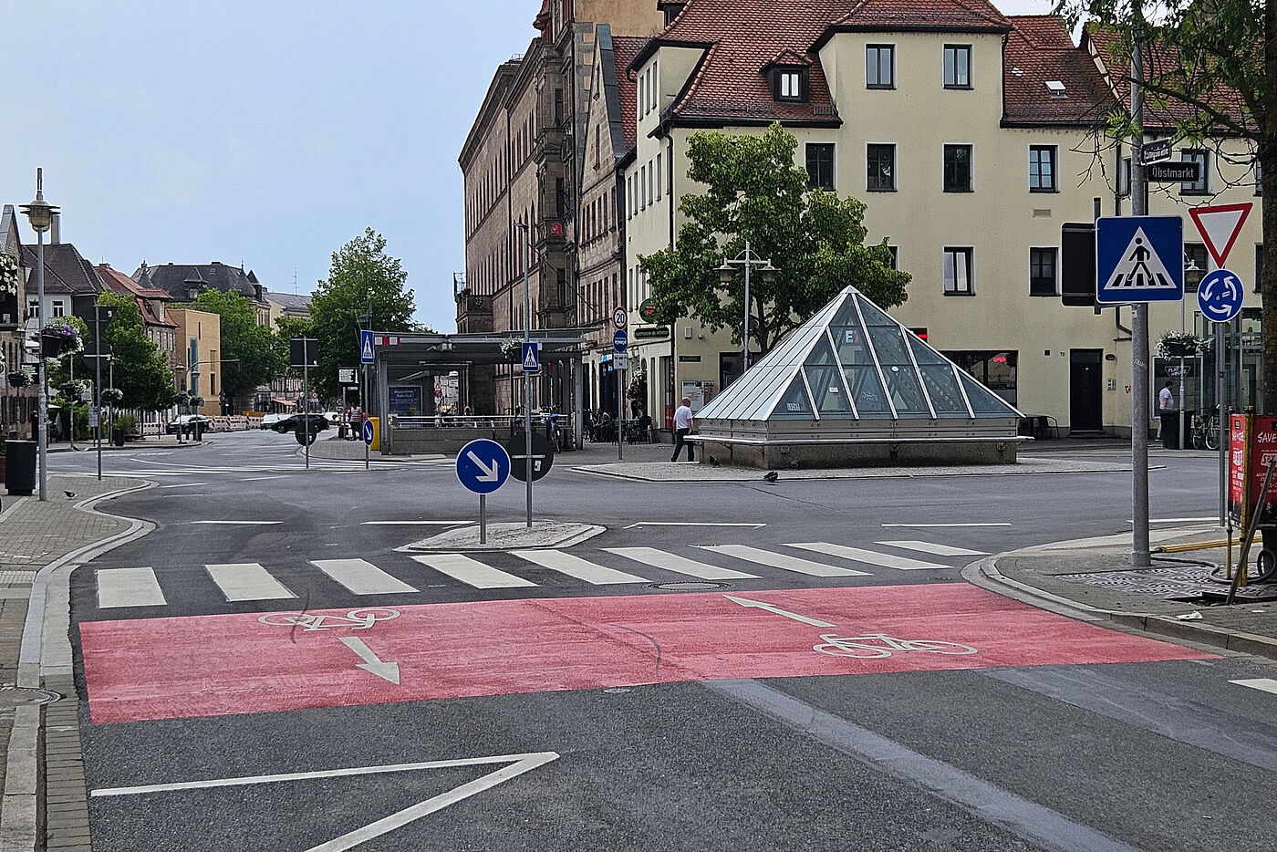 Einfahrt von der Fahrradstraße aus in den Kreisverkehr
