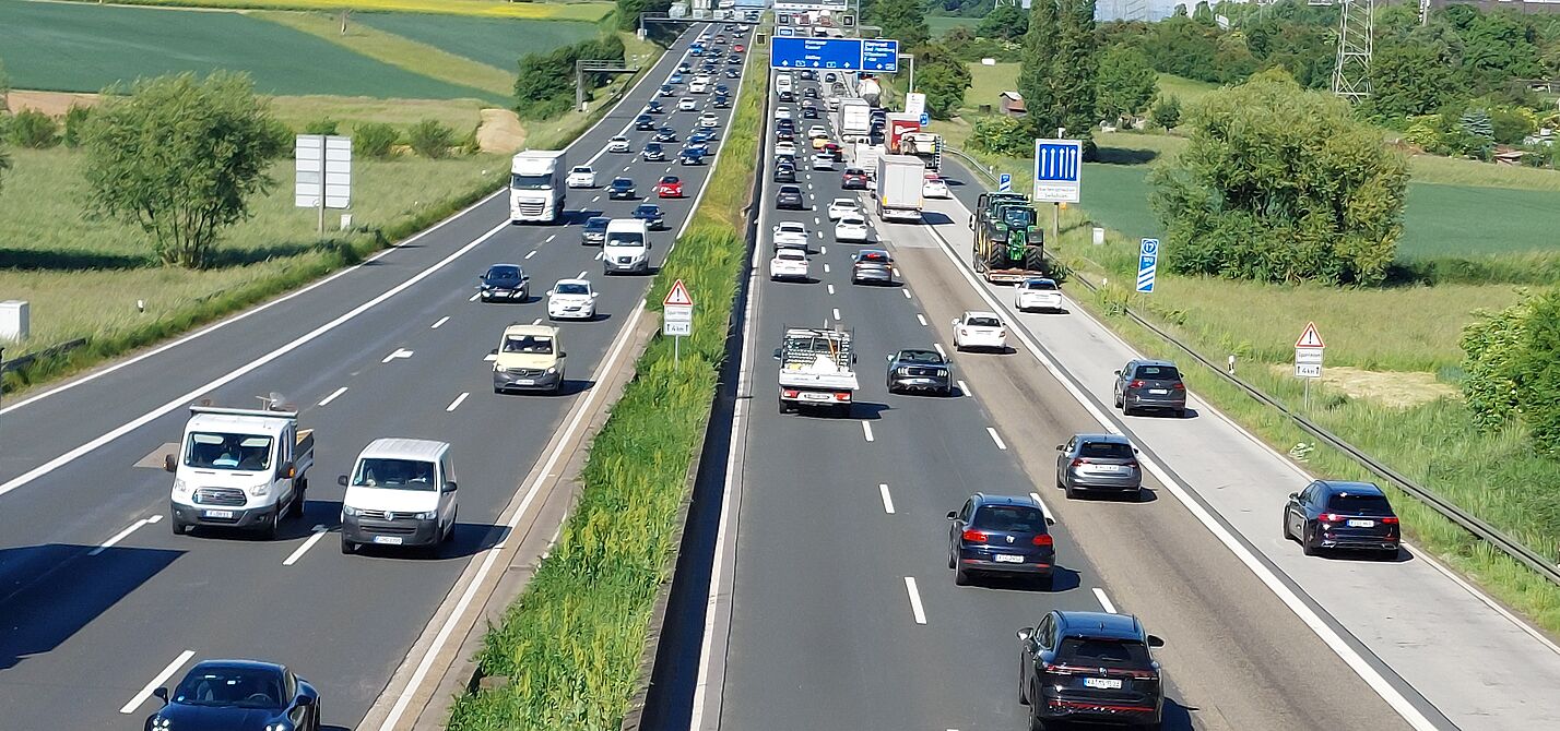 A5 bei Oberursel Autobahn Verkehr in beide Richtungen