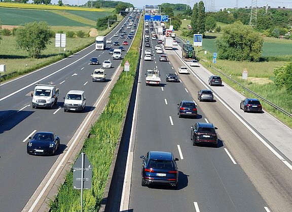 Autobahn Verkehr in beide Richtungen