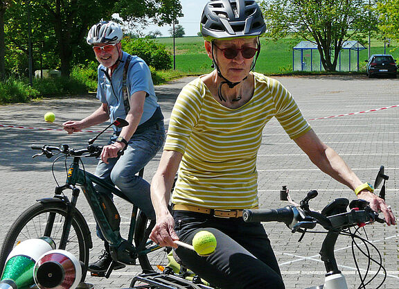 Einhändig Radfahren und balancieren