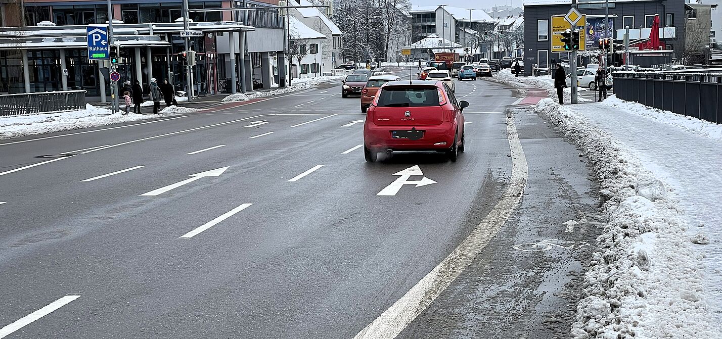 Straße mit 5 Spuren. Wenig Raum für Fußgänger und Radfahrer
