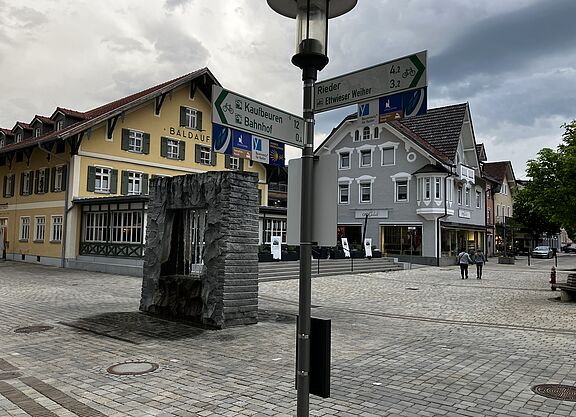 Stadtplatz Wegweiser vor Wirtshaus
