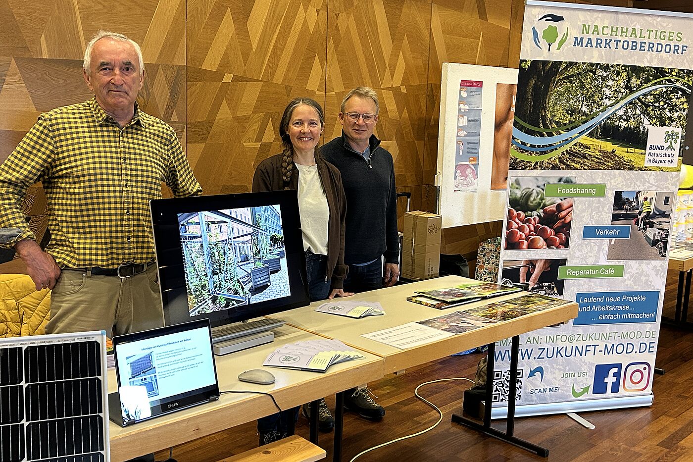 Stand Bündnis Infostand mit 3 Personen