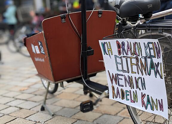 KM MOD Elternprotest Lastenrad mit Demonstrationsplakat