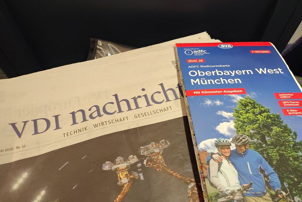 DAS liest der Ingenieur auf Reisen: VDI-Nachrichten & ADFC-Karte Oberbayern West DAS liest der Ingenieur auf Reisen: VDI-Nachrichten & ADFC-Karte Oberbayern West