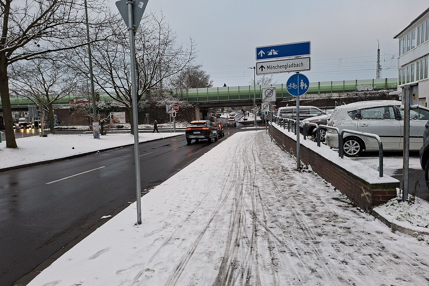 Hermannsplatz: Hier traut sich keiner auf die Straße. Räumungsbedarf 