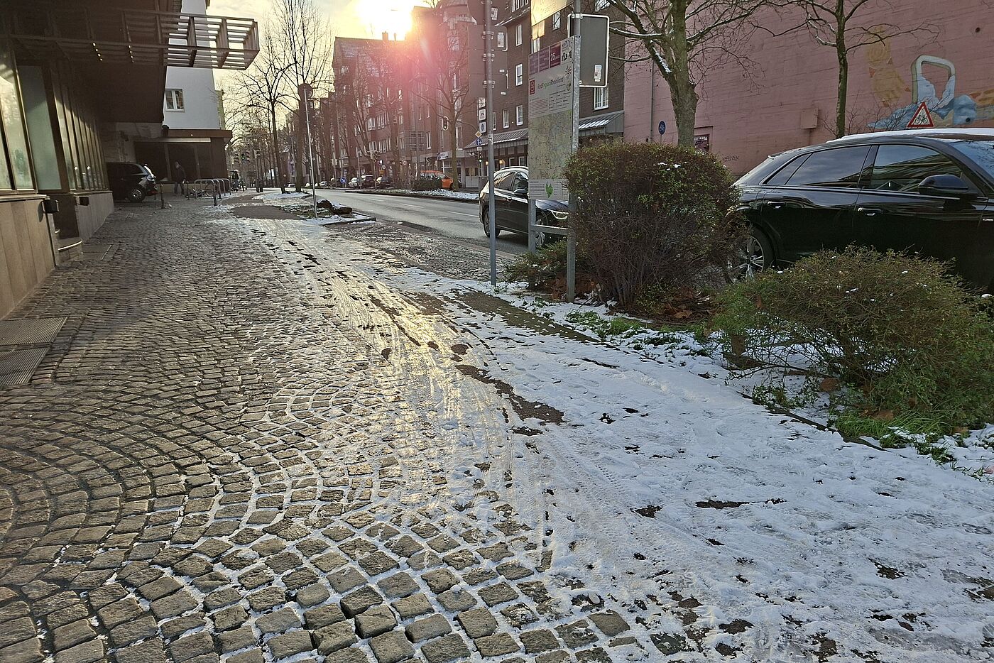 Adolf-Flecken-Straße: Dieser viel befahrene Radweg muss dringend geräumt und gestreut werden. Die Straße ist hier keine Alternative.