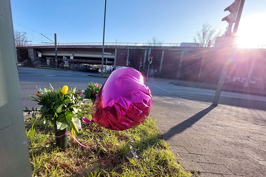Blumen und ein Herz erinnern an die tragisch verunglückte Radfahrerin. Blumen und ein Herz erinnern an die tragisch verunglückte Radfahrerin.
