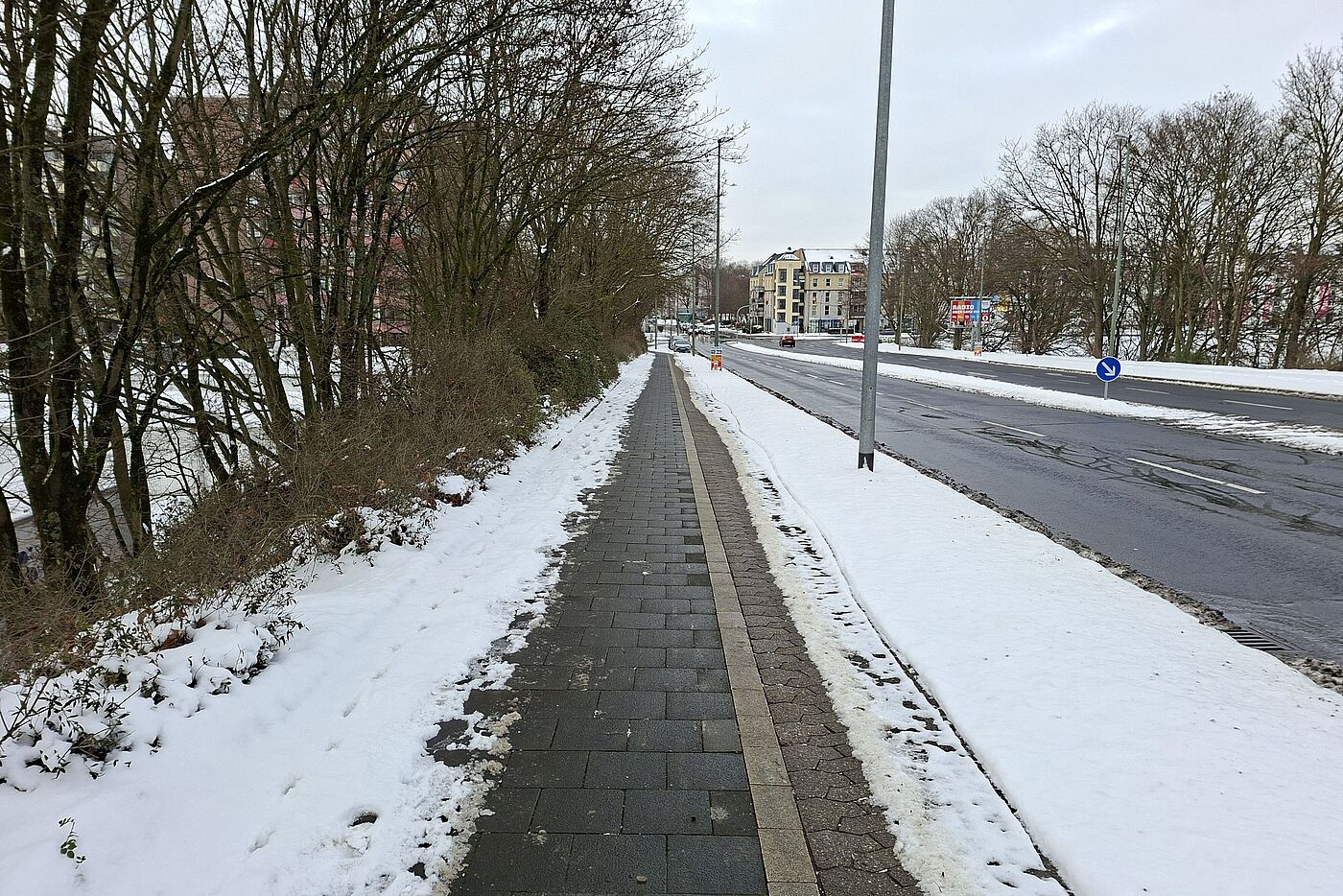 Unvollendete/Fesserstrße: Der noch befahrbare Weg auf der Südseite wurde vorbildlich geräumt.