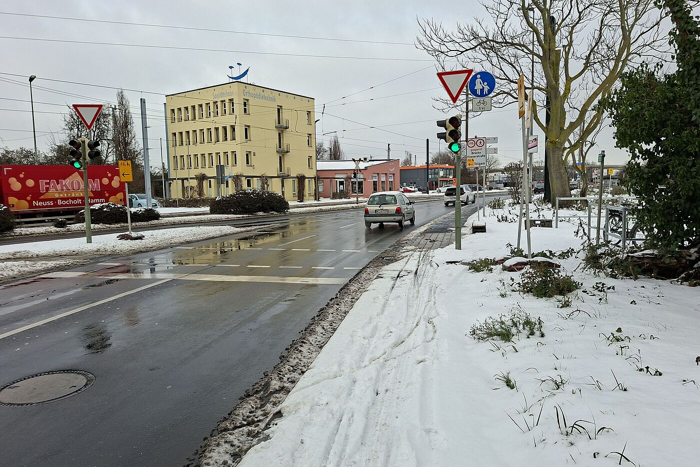 Düsseldorfer/Rheintorstraße: Die Überwege wurden geräumt, der Weg aus der Rheintostraße nicht. Die Straße ist hier keine Alternative.