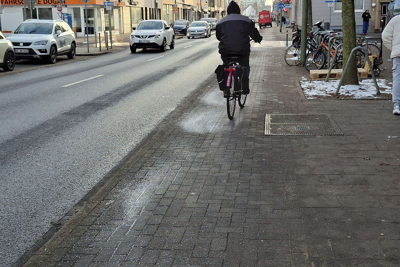Further Straße: mit Salz gestreut. Schafft Sicherheit, hilft leider nicht gegen Falschparker