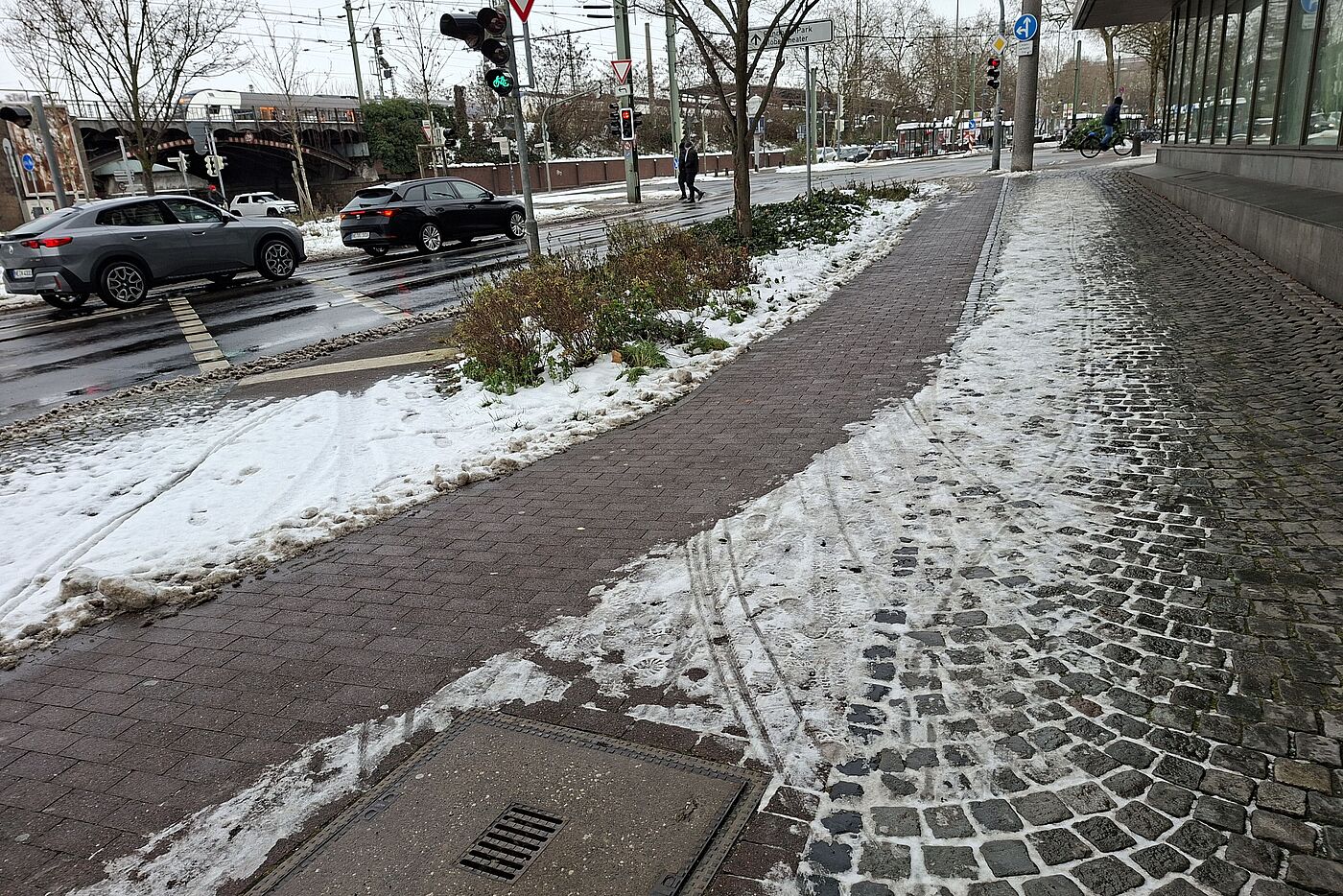 Gielenstraße: vorbildlich geräumt, nur die Zuwegung zum Linksabbieger nicht.