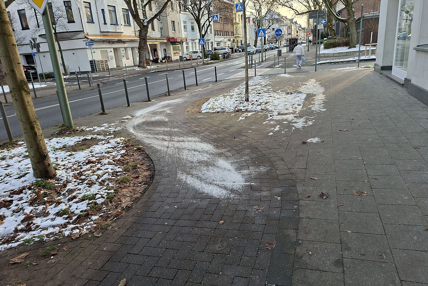 Further Straße: mit Salz gestreut. Ein bisschen viel, aber bringt Sicherheit bei dem kurvigen Radweg.