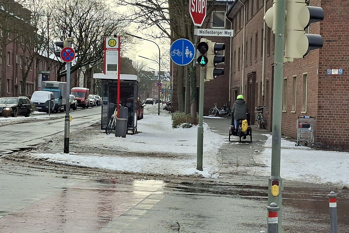 Römerstraße zwischen Fesser- und Further Straße: Nur unuzureichend bis gar nicht geräumt. Die Fahrbahn ist hier keine Alternative.