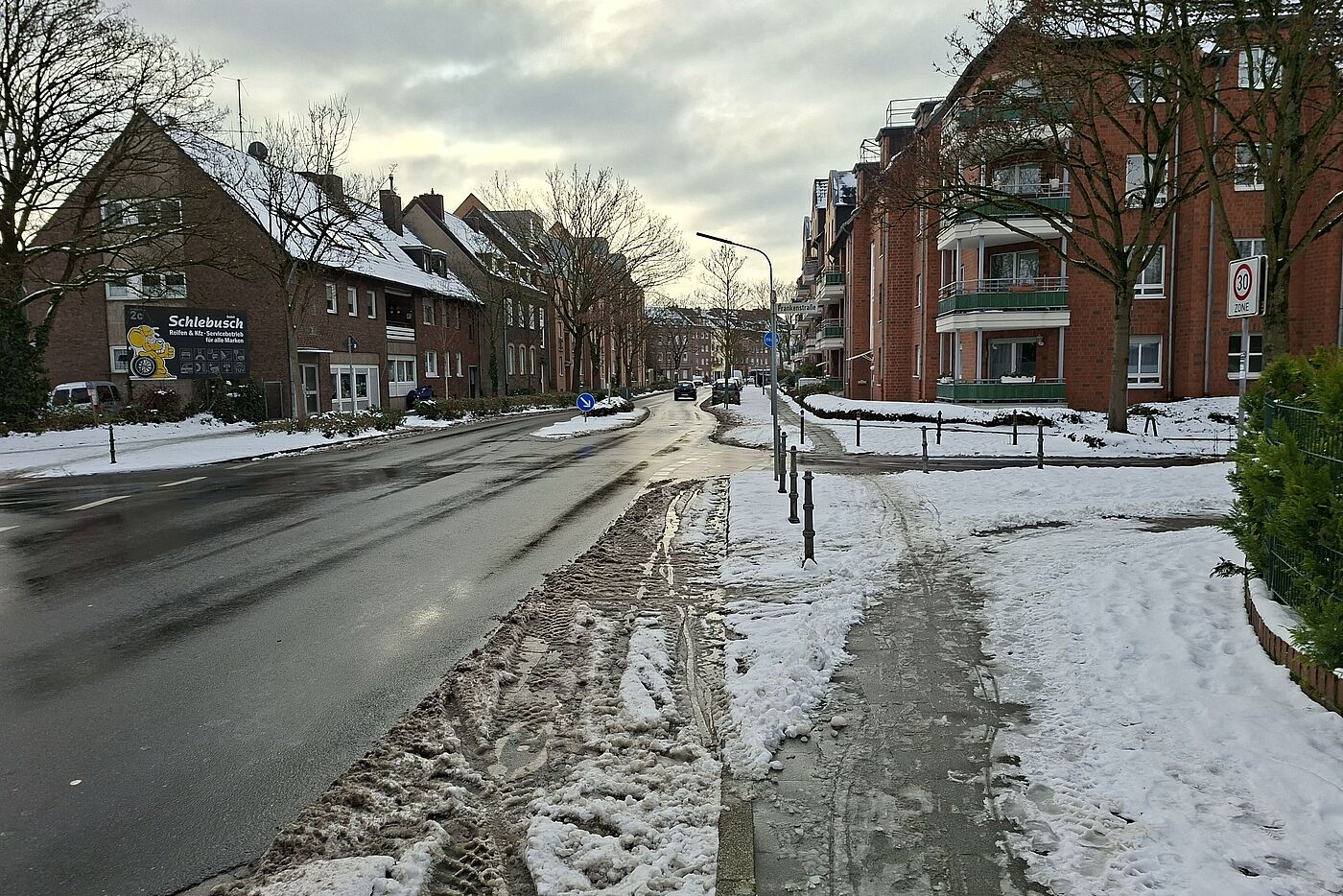 Römerstraße zwischen Fesser- und Further Straße: Nur unuzureichend bis gar nicht geräumt. Die Fahrbahn ist hier keine Alternative.
