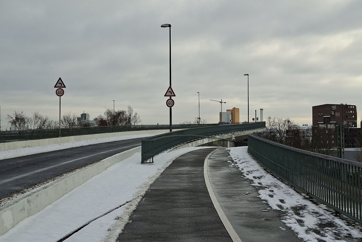 Unvollendete/Fesserstrße: Der noch befahrbare Weg auf der Südseite wurde vorbildlich geräumt.