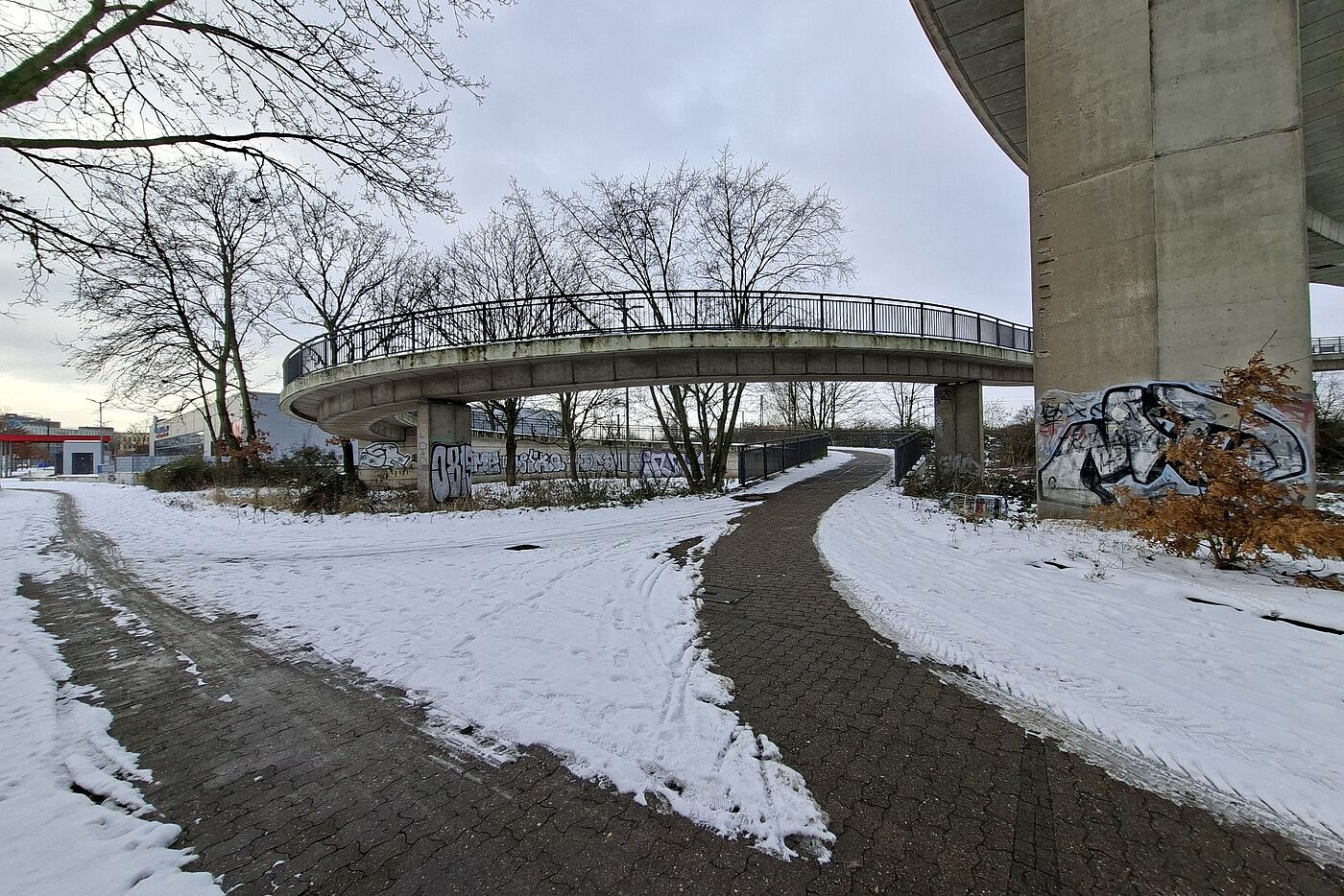 Unvollendete: Die noch befahrbare Rampe auf der Südseite wurde vorbildlich geräumt.