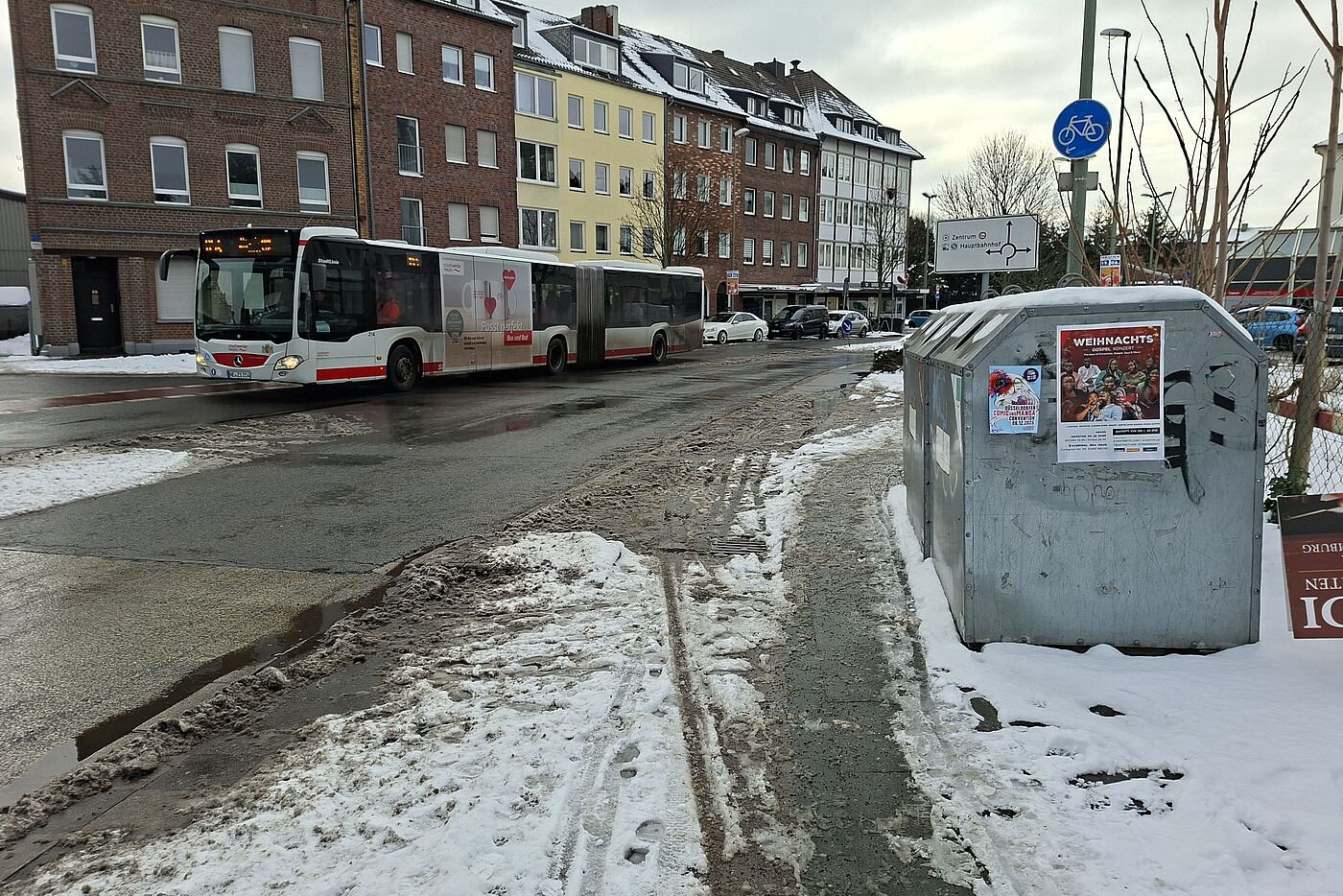 Römerstraße zwischen Fesser- und Further Straße: Nur unuzureichend bis gar nicht geräumt. Die Fahrbahn ist hier keine Alternative.