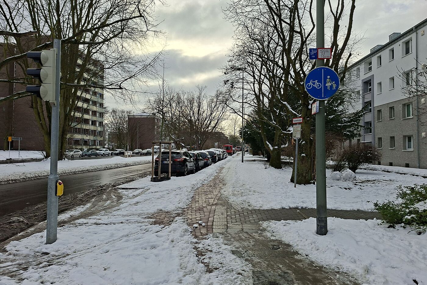 Römerstraße zwischen Fesser- und Further Straße: Nur unuzureichend bis gar nicht geräumt. Die Fahrbahn ist hier keine Alternative.