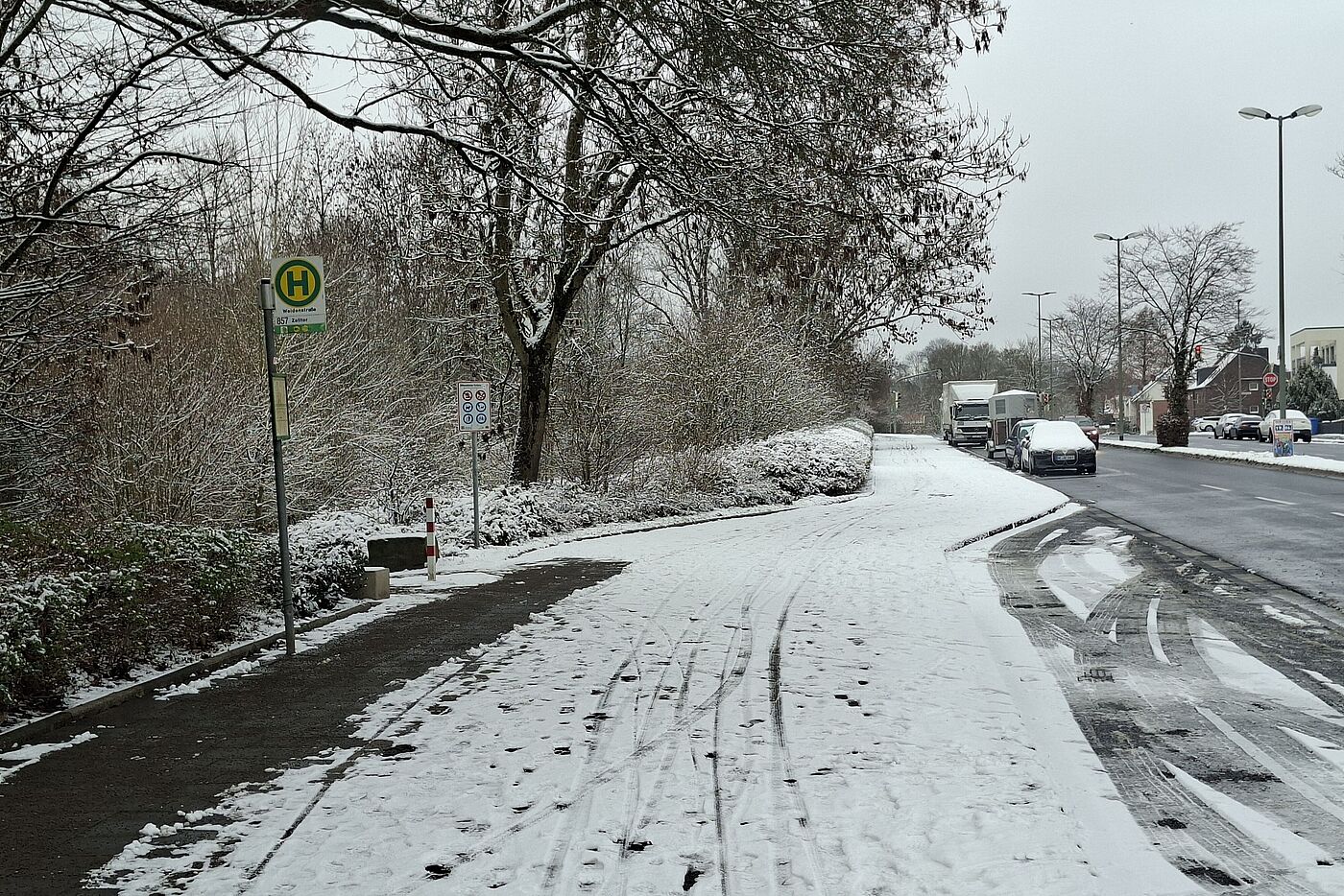 Steinhausstraße: Auch eine wichtige Route. Hier wurde nur die Bushaltestelle Weidenstraße geräumt.