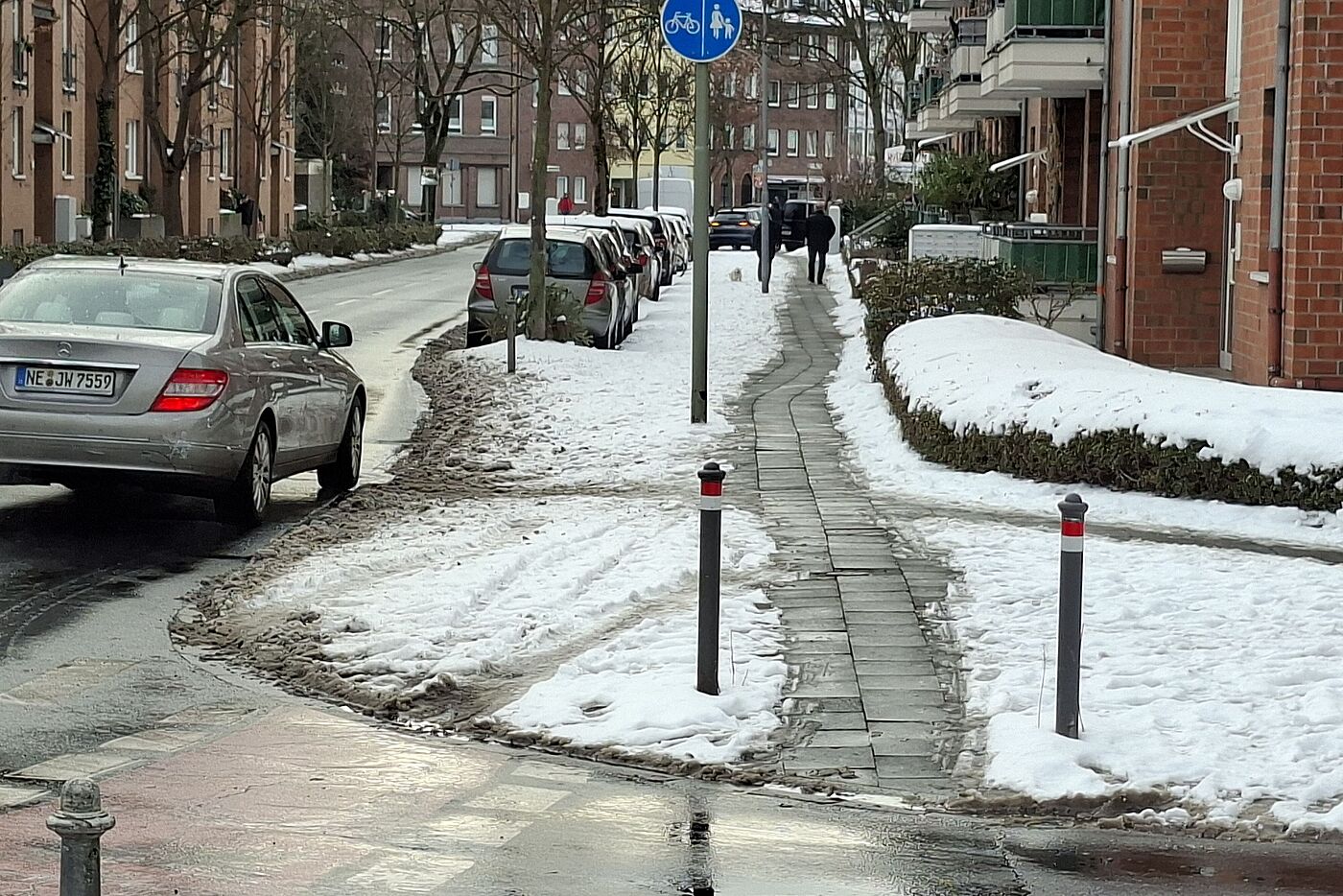 Römerstraße zwischen Fesser- und Further Straße: Nur unuzureichend bis gar nicht geräumt. Die Fahrbahn ist hier keine Alternative.