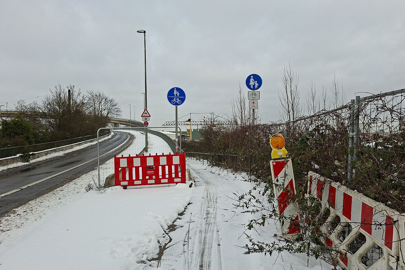 Düsseldorfer Straße: Auf der Hafenseite nur nachlässig oder gar nicht geräumt. Die Straße ist hier keine Alternative.