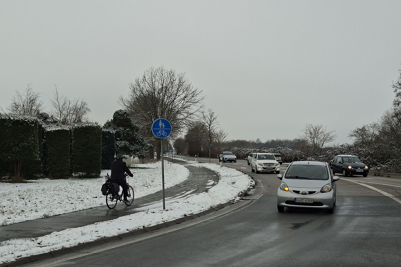 Landstraße Richtung Büttgen, wichtige Pendlerroute: Geräumt