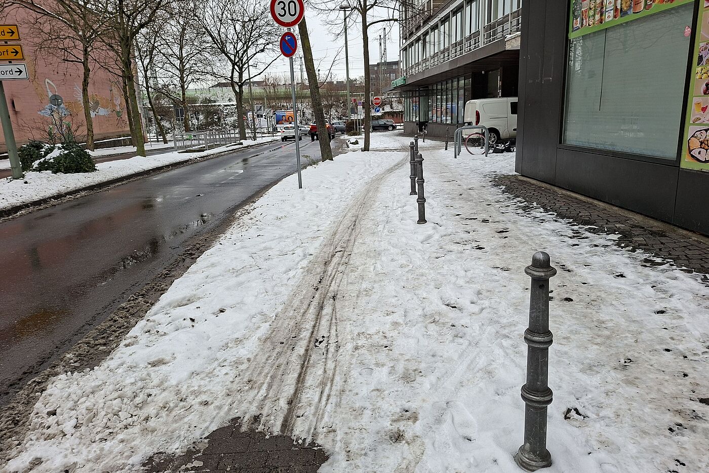 Adolf-Flecken-Straße: Dieser viel befahrene Radweg muss dringend geräumt und gestreut werden. Die Straße ist hier keine Alternative.