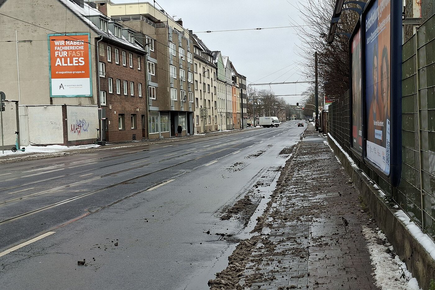Düsseldorfer Straße: Auf der Hafenseite nur nachlässig oder gar nicht geräumt. Die Straße ist hier keine Alternative.