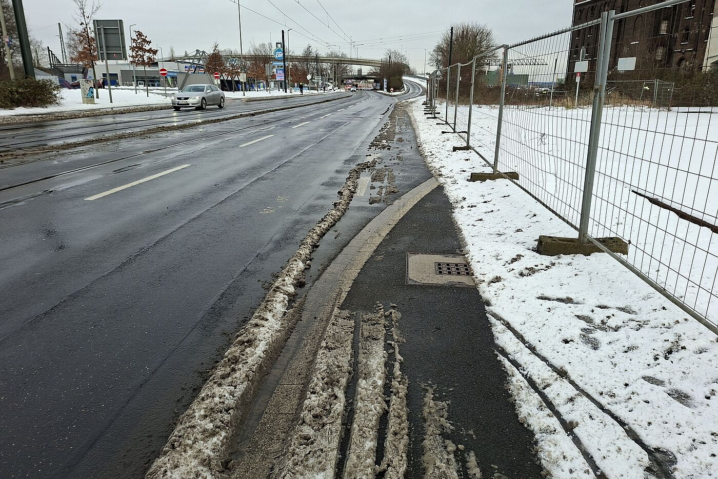 Düsseldorfer Straße: Auf der Hafenseite nur nachlässig oder gar nicht geräumt.