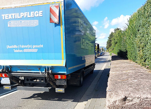 Oberursel Frankfurter Landstraße am Alten Friedhof Lieferwagen braucht die volle Straßenbreite, Radfahrern bleibt kein Platz