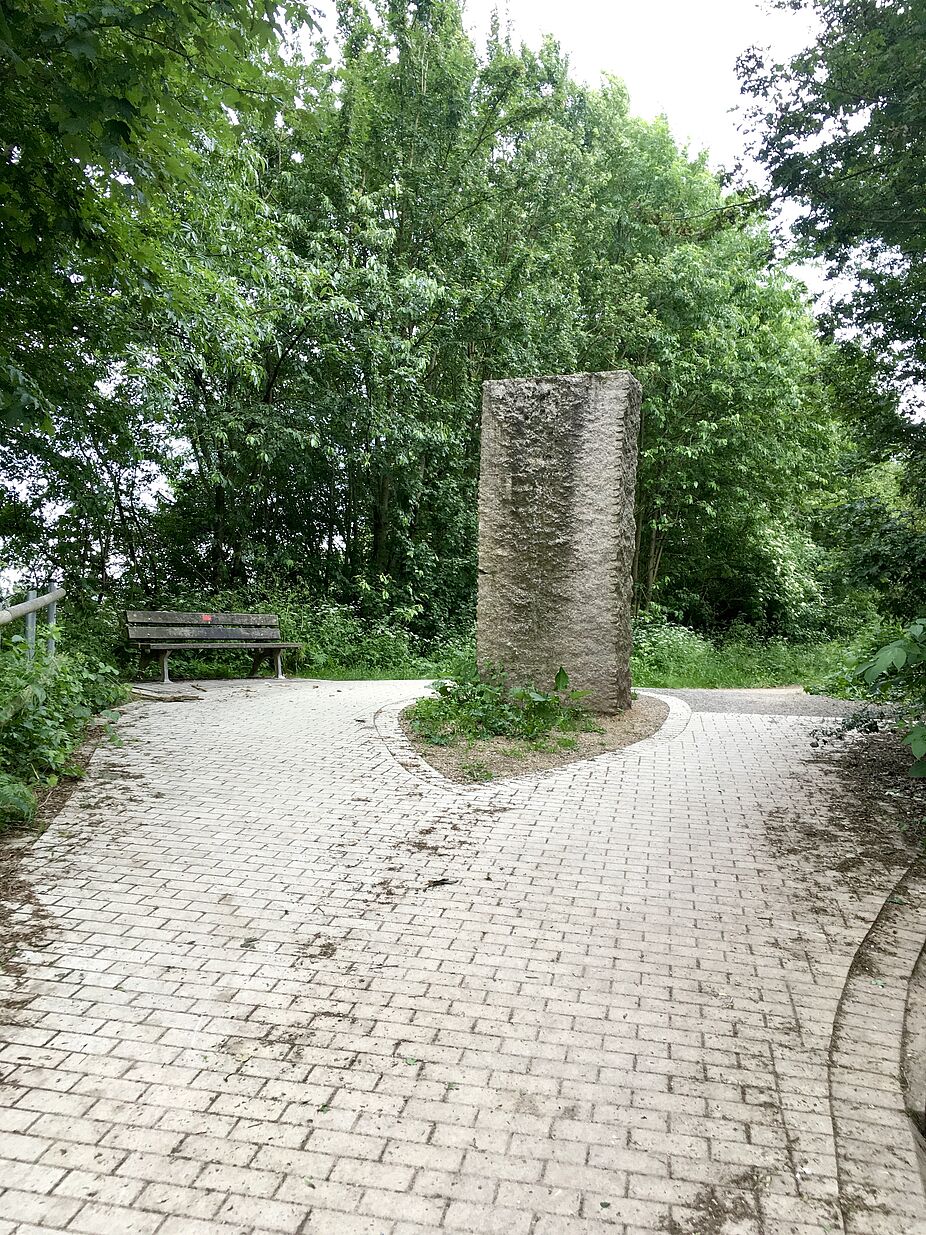 Auffahrt auf den Strategischen Bahndamm bei Neuss Helpenstein mit Granit-Skulptur Auffahrt auf den Strategischen Bahndamm bei Neuss Helpenstein mit Granit-Skulptur