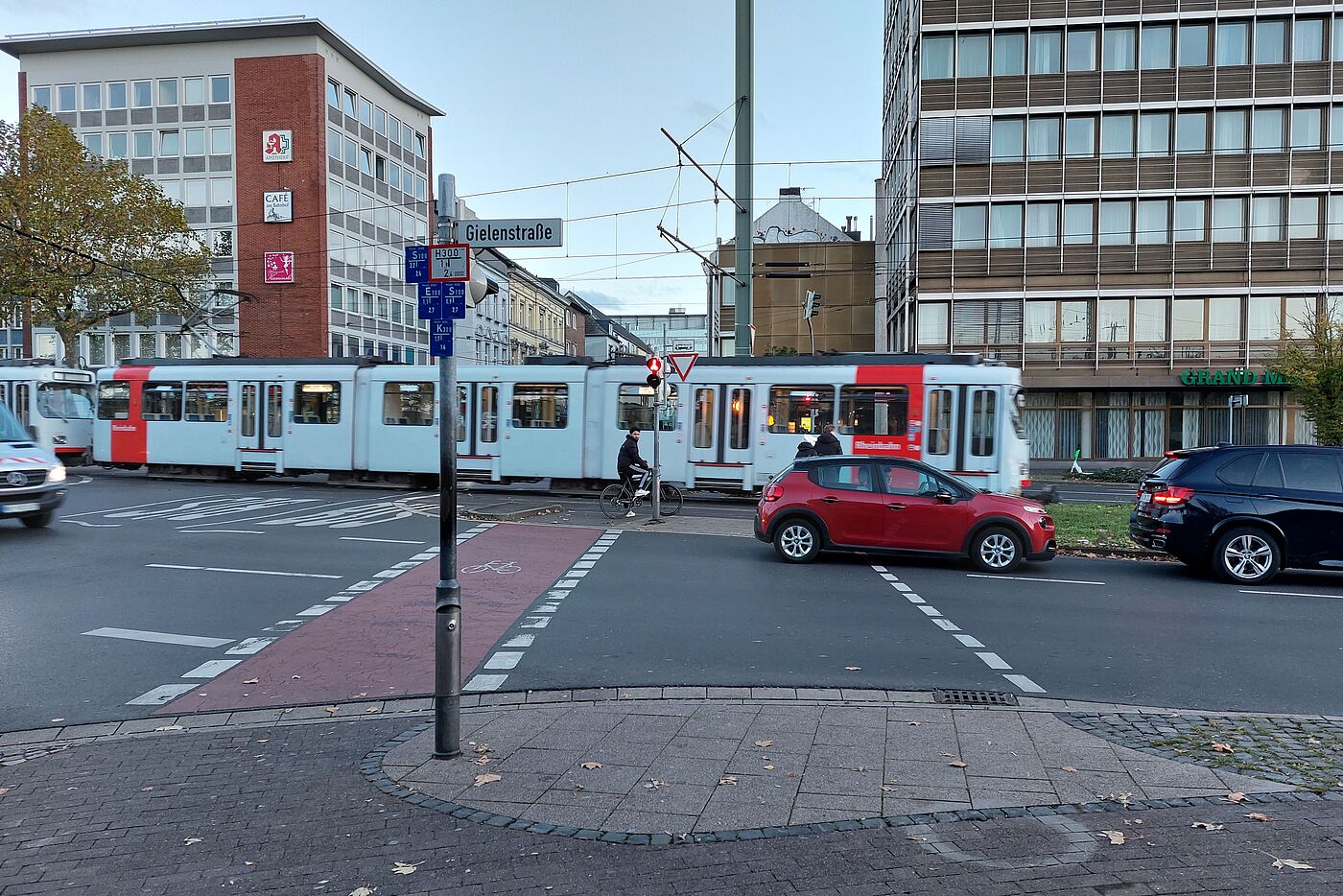 Schon lange rot: Gielenstraße am Neusser Hbf 