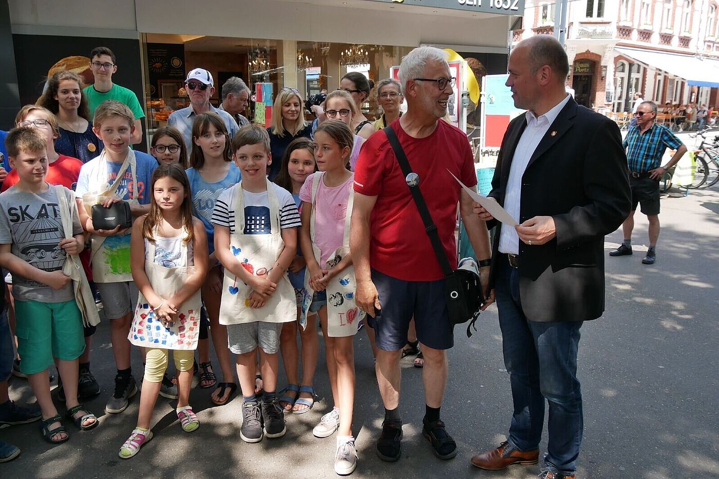 Wolfgang Pleschka mit Bürgermeister Klaus Krützen und Schulkindern