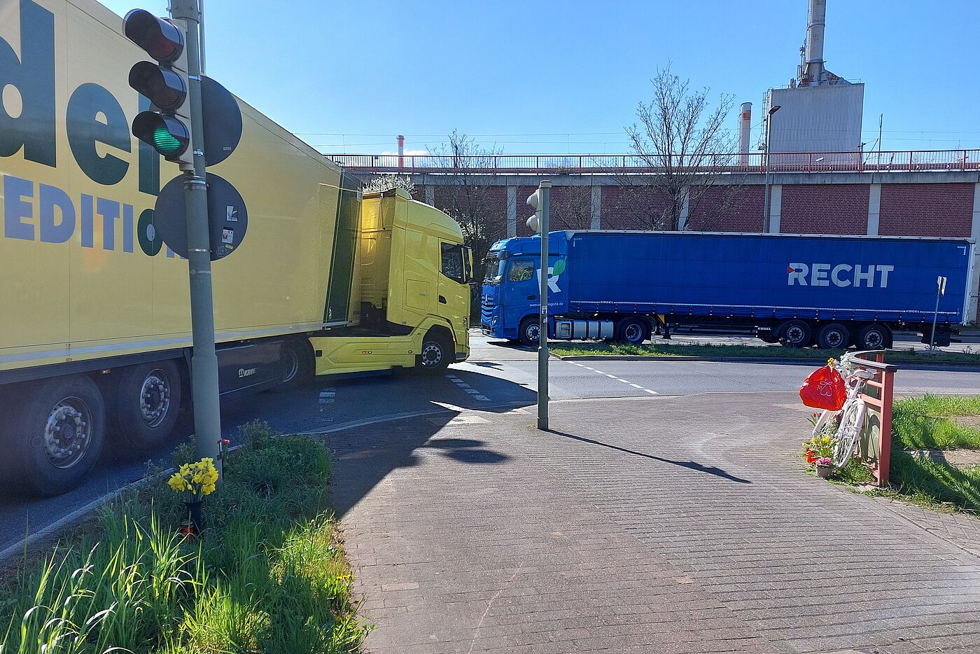 Nicht eingefärbte Furt an der Unfallstelle Heerdterbuschstraße in Neuss