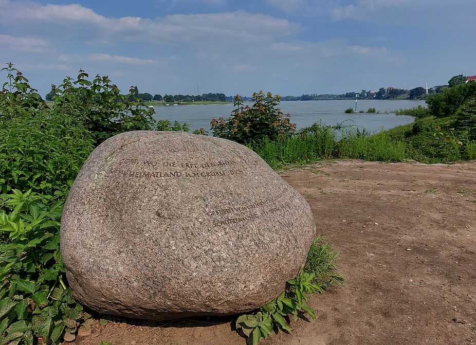 Erftmündung mit Blick auf den Rhein und Neusser Heimatlied Erftmündung mit Blick auf den Rhein und Neusser Heimatlied
