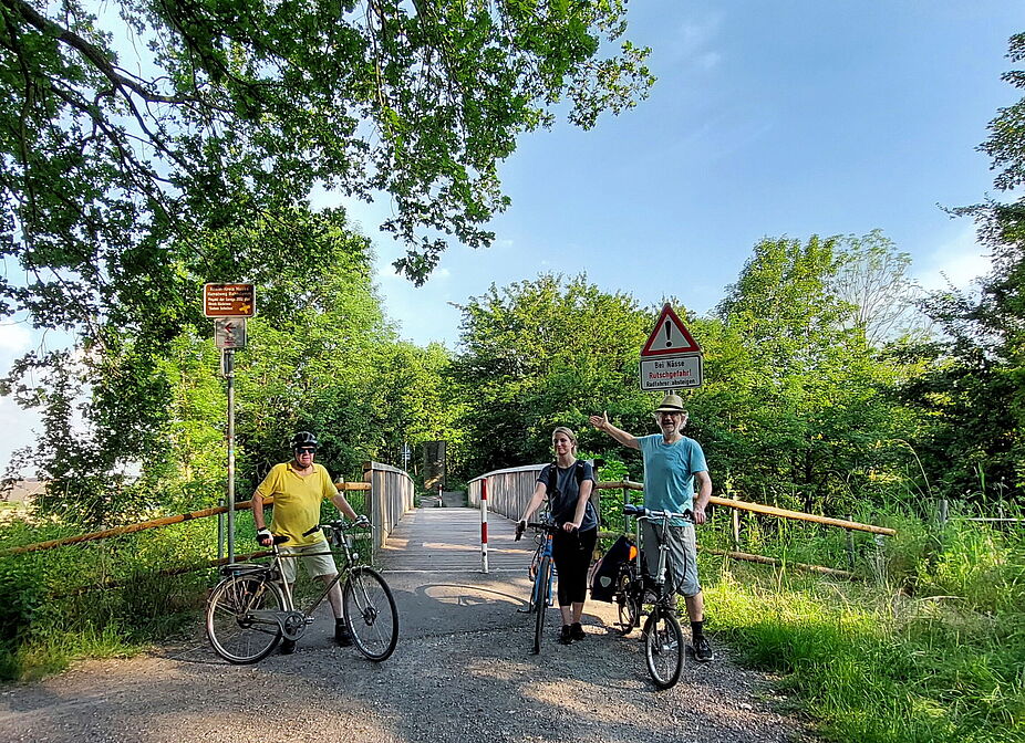 Eine hölzerne Brücke über die Erft führt auf den Strategischen Bahndamm Eine hölzerne Brücke über die Erft führt auf den Strategischen Bahndamm