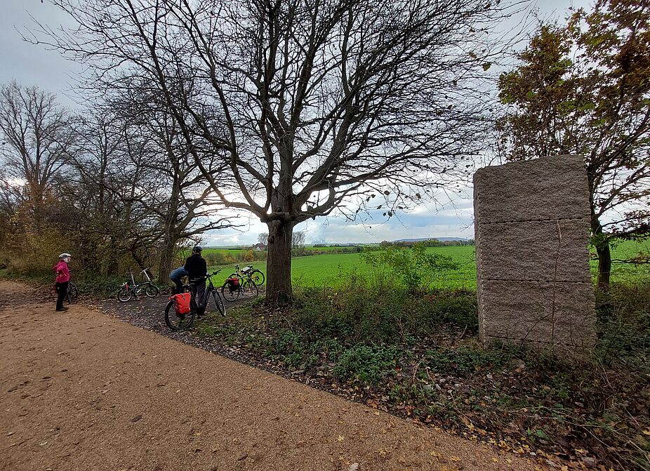Bahndamm mit Rückriem-Skulptur bei Anstel Bahndamm mit Rückriem-Skulptur bei Anstel