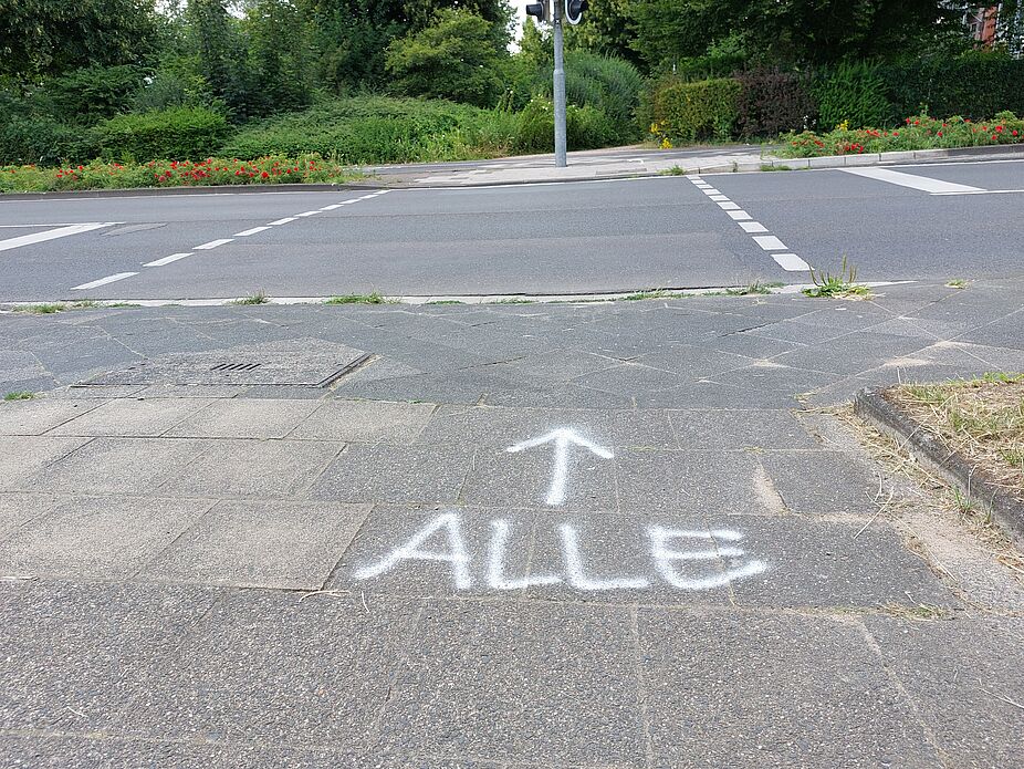 Weiße Pfeile weisen den Weg