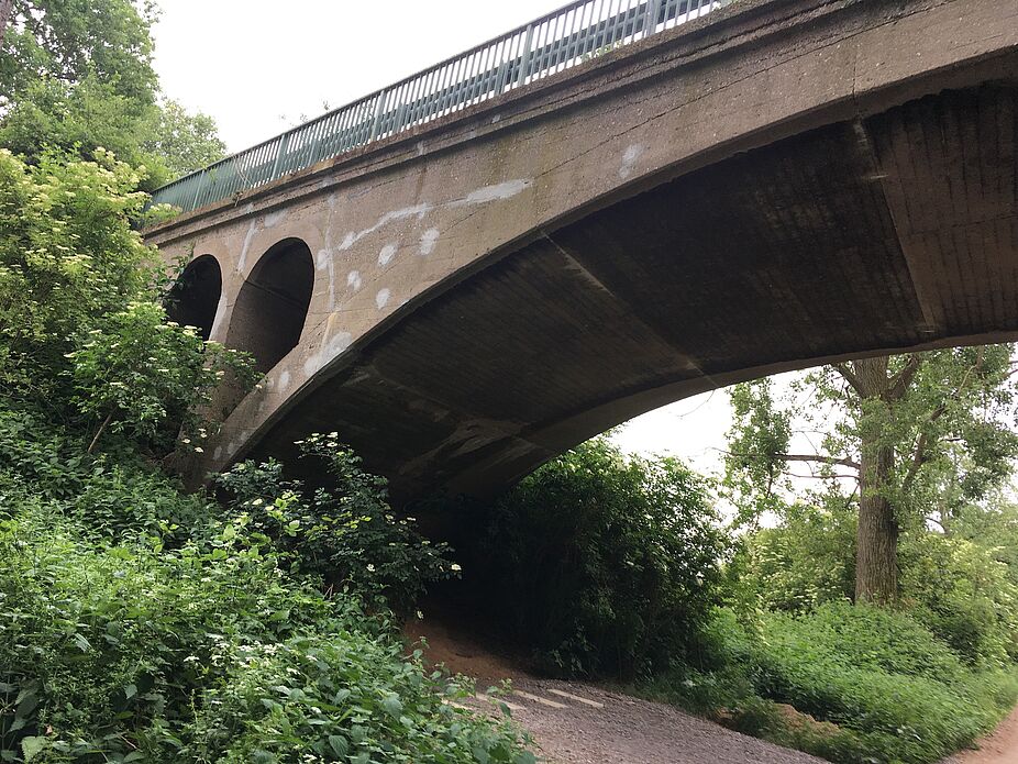 Bogenbrücke über den Strategischen Bahndamm