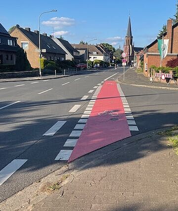 Rotgefärbte Furt an der K8 in Grefrath