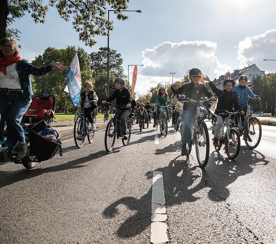 Bei der Kidical Mass demonstrieren Kinder auf dem Rad für sichere Straßen.