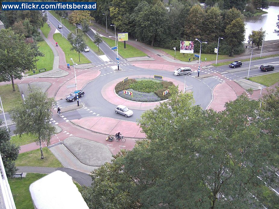 Kreuzung: Niederländischer geschützter Kreisverkehr Kreuzung: Niederländischer geschützter Kreisverkehr