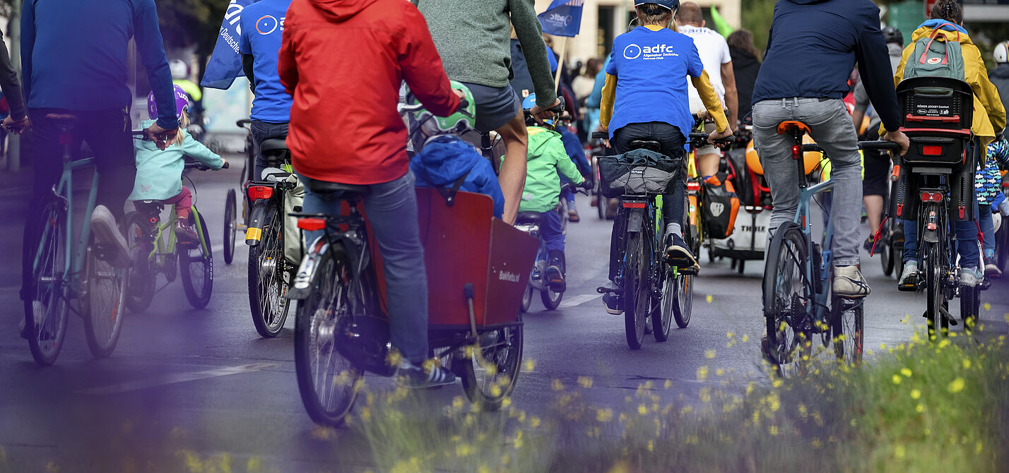 Kidical Mass Fahrradgruppe Menschen auf Rädern bei Kidical Mass Demo